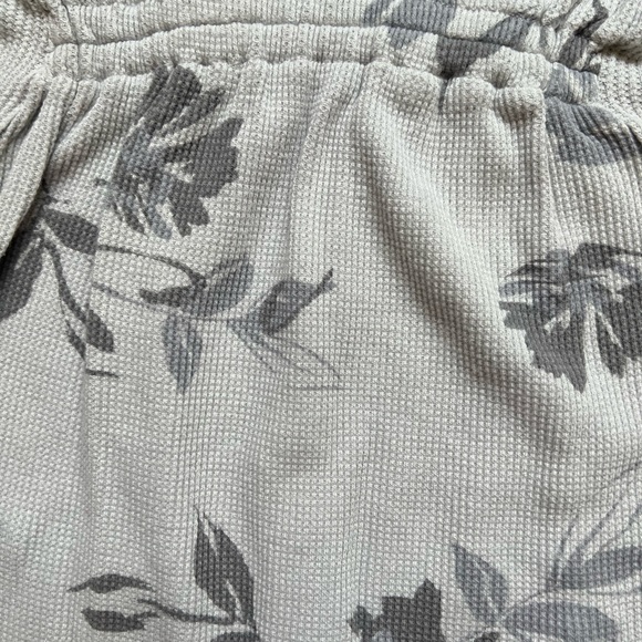 Isabel Maternity by Ingrid and Isabel Long Sleeve Waffle Knit Floral Top Grey XS - Picture 5 of 6